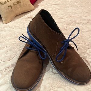 Really great pair of Veldskoen chukka  boots. Mathew McCanoughy style